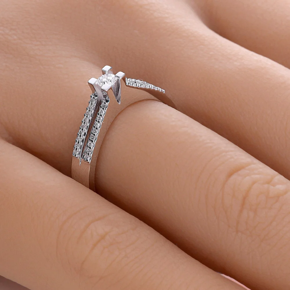 ADL067-hand-web-zoom